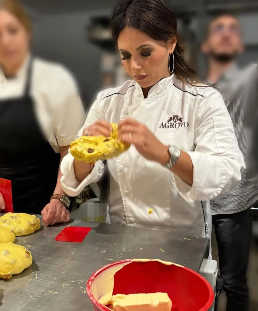 Nadya lavora un impasto di lievitato durante un corso
