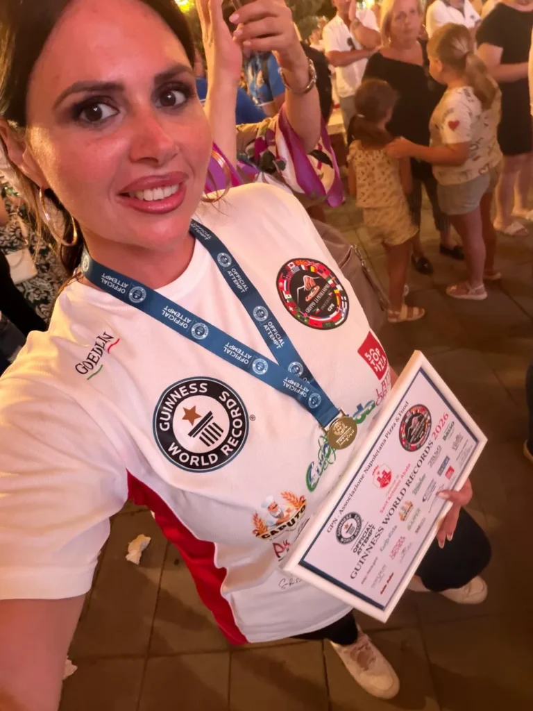 Nadya con la maglia ufficiale e l’attestato