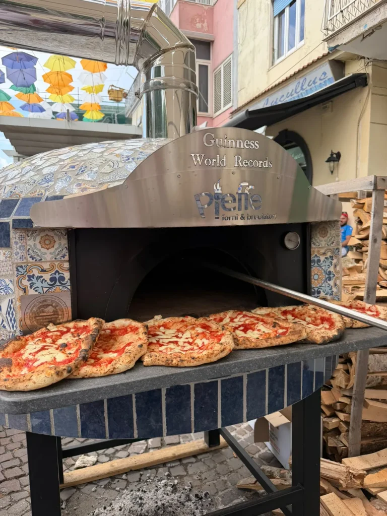 Pizze appena sfornate durante il tentativo di record