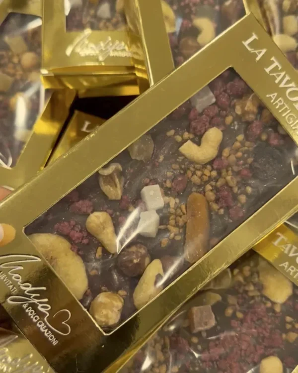 Tavoletta artigianale NADYA al cioccolato fondente con frutta secca e disidratata