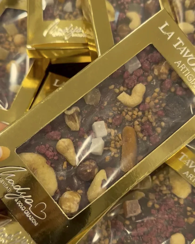 Tavoletta artigianale NADYA al cioccolato fondente con frutta secca e disidratata